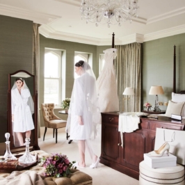 bride-getting-ready-in-bridal-suite-1