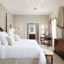 signature-suite-lady-caroline-king-bedroom